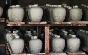 為什么多數(shù)酒廠都選擇陶瓷瓶或玻璃瓶裝白酒呢？